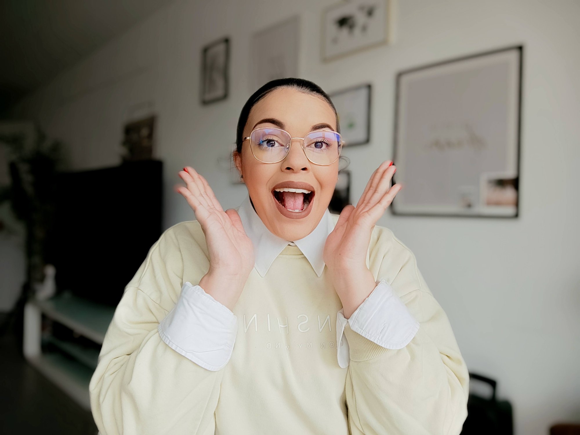 Brittany Dreano en blazer jaune, assistante indépendante