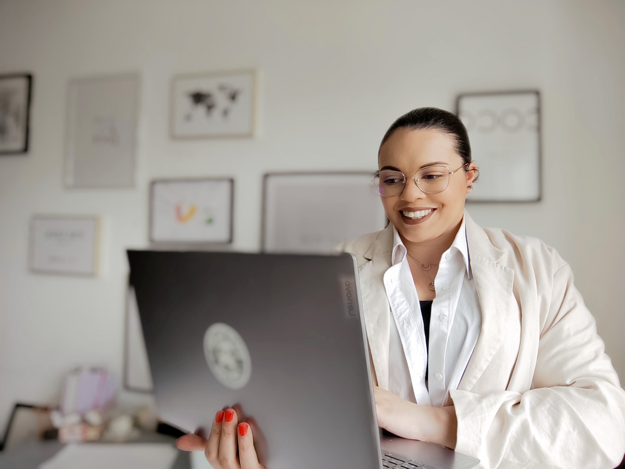 Brittany Dreano, assistante indépendante, souriante devant son ordinateur