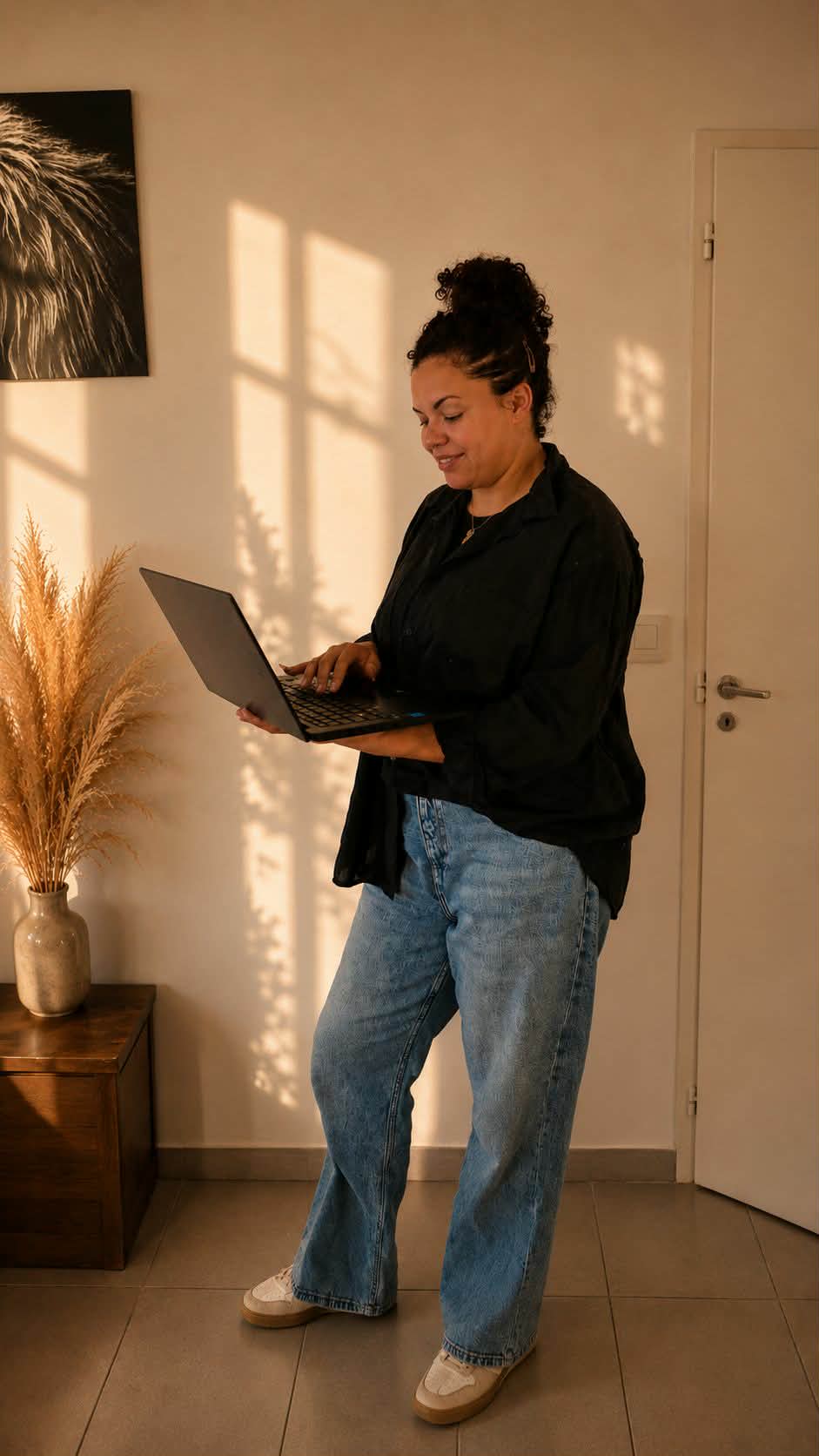 Brittany Dreano, fondatrice de Brittassist, au travail sur son ordinateur portable